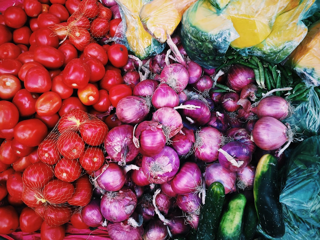 Famiglia che sceglie alimenti biologici al mercato